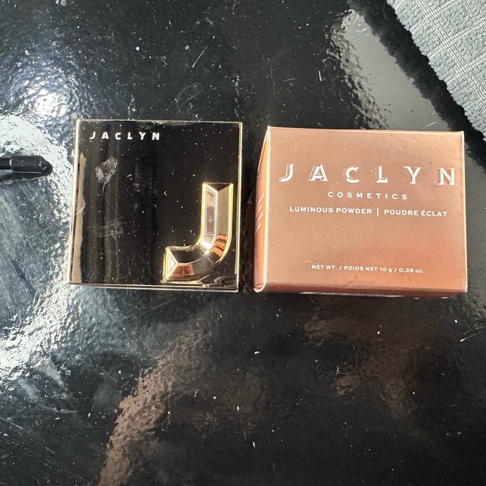 Jaclyn Gold Setting Powder Makeup